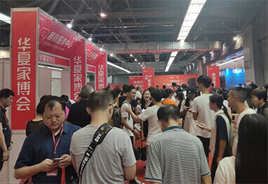 泸州家博会现场人流如织